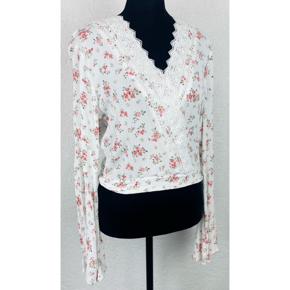 JUST POLLY • White/Multi Floral Print Lace Trim Bell Sleeve Cropped Blouse, L - Picture 10 of 14